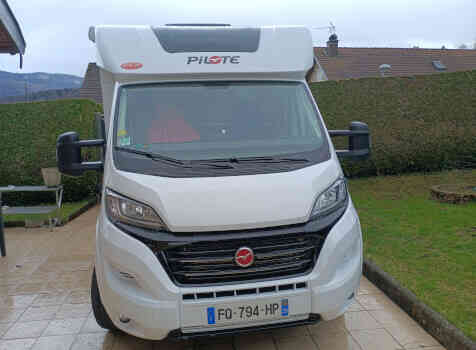 camping-car PILOTE P 650 C  extérieur / face avant